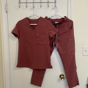 🩷Figs Women's Mauve Scrub Set Size XS